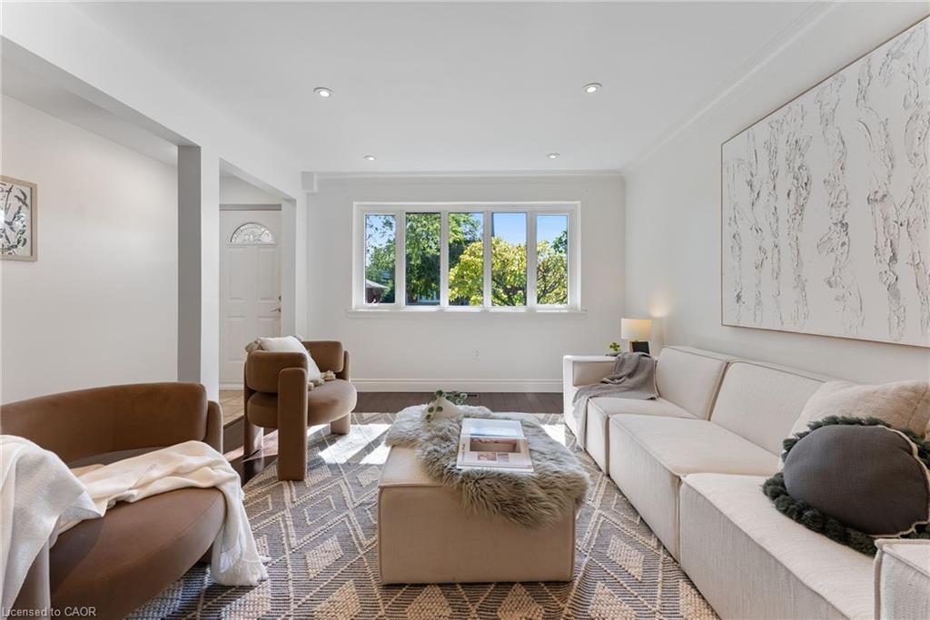 103 Wise Crescent, Hamilton, ON - Indoor Photo Showing Living Room
