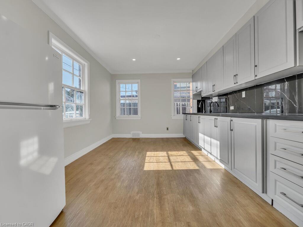 860 Vine Street, Cambridge, ON - Indoor Photo Showing Kitchen