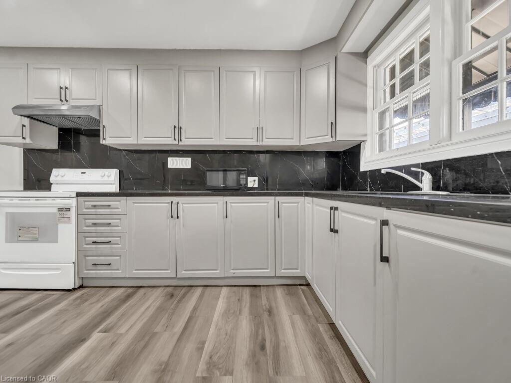 860 Vine Street, Cambridge, ON - Indoor Photo Showing Kitchen