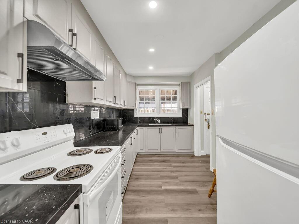 860 Vine Street, Cambridge, ON - Indoor Photo Showing Kitchen