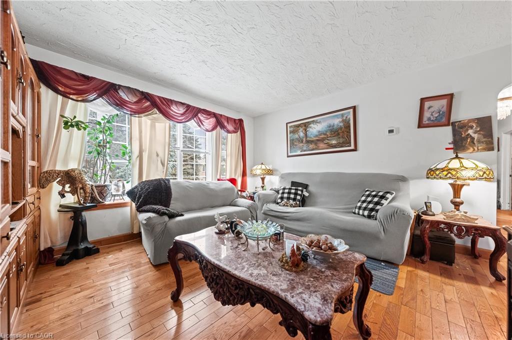 53 Bluerock Crescent, Cambridge, ON - Indoor Photo Showing Living Room
