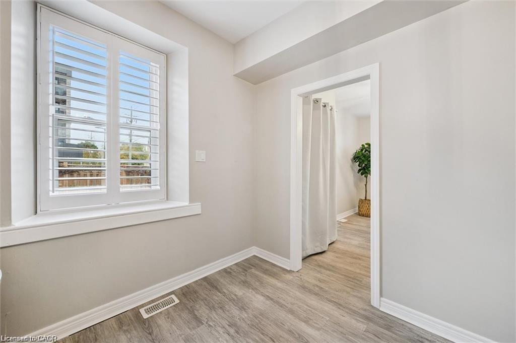 16-18 St Andrews Street, Cambridge, ON - Indoor Photo Showing Other Room