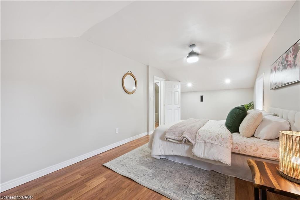 16-18 St Andrews Street, Cambridge, ON - Indoor Photo Showing Bedroom