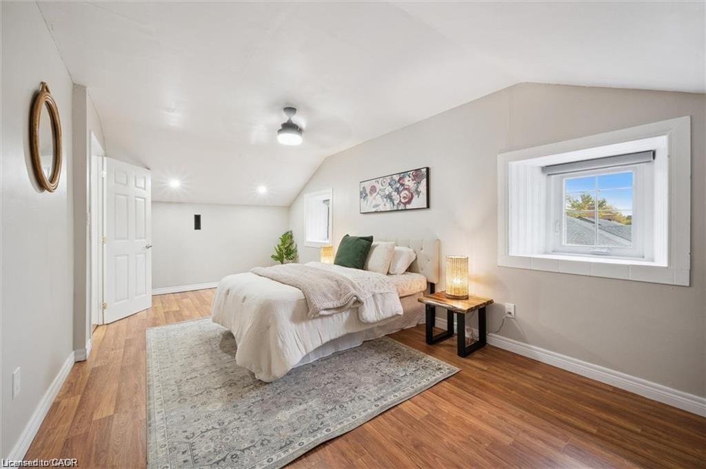16-18 St Andrews Street, Cambridge, ON - Indoor Photo Showing Bedroom