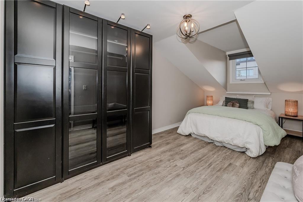 16-18 St Andrews Street, Cambridge, ON - Indoor Photo Showing Bedroom