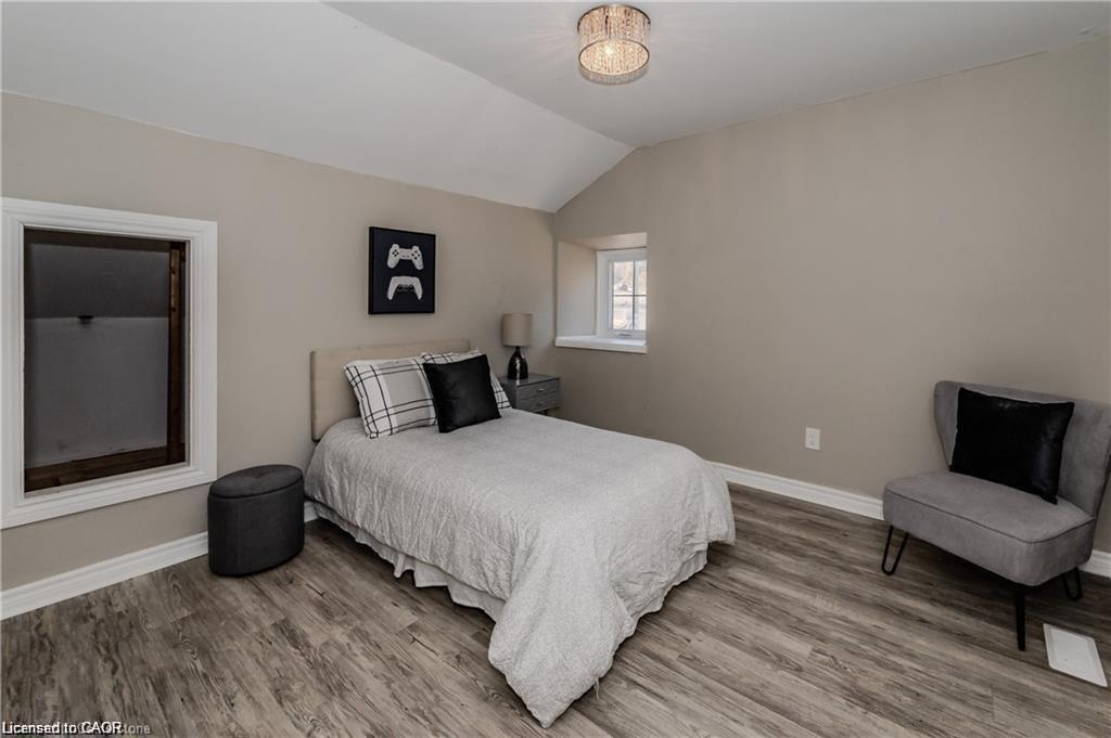 16-18 St Andrews Street, Cambridge, ON - Indoor Photo Showing Bedroom