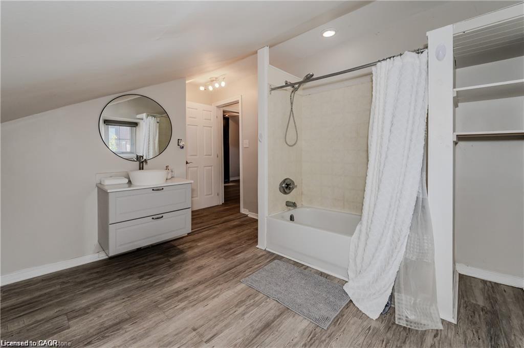 16-18 St Andrews Street, Cambridge, ON - Indoor Photo Showing Bathroom