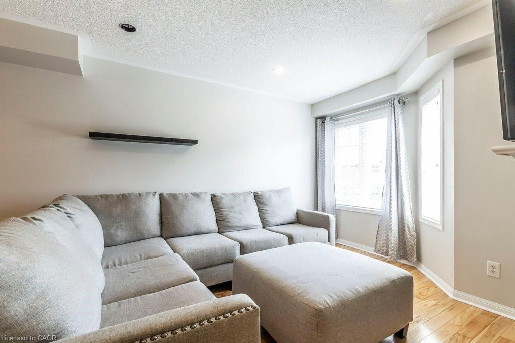 470 Beach Boulevard, Hamilton, ON - Indoor Photo Showing Living Room