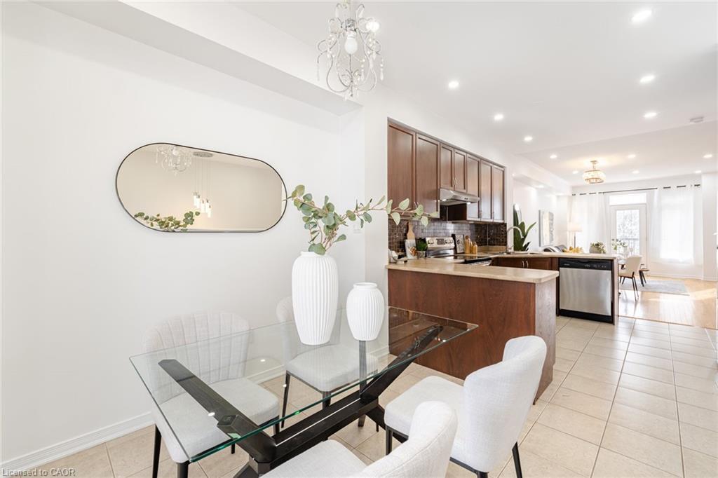 7186 Triumph Lane, Mississauga, ON - Indoor Photo Showing Dining Room