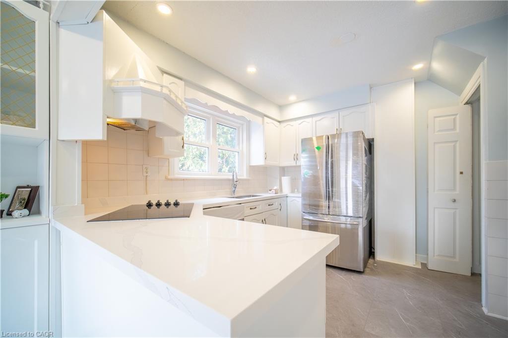 10 Monroe Street, Cambridge, ON - Indoor Photo Showing Kitchen