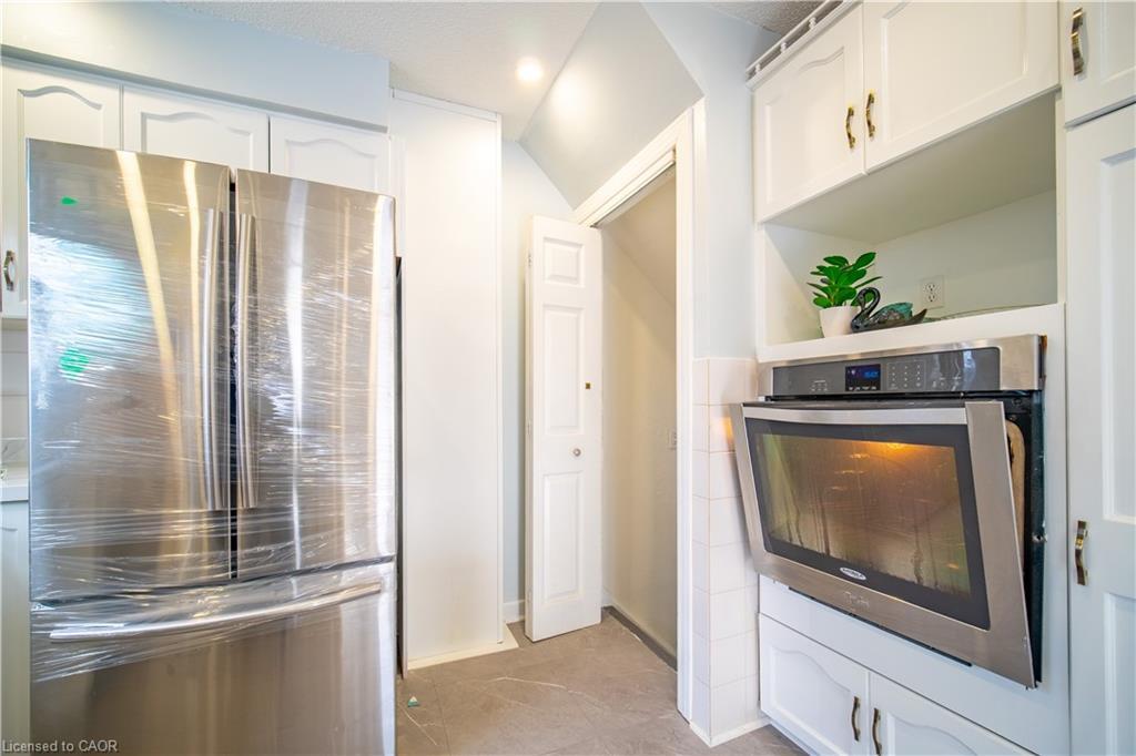 10 Monroe Street, Cambridge, ON - Indoor Photo Showing Kitchen