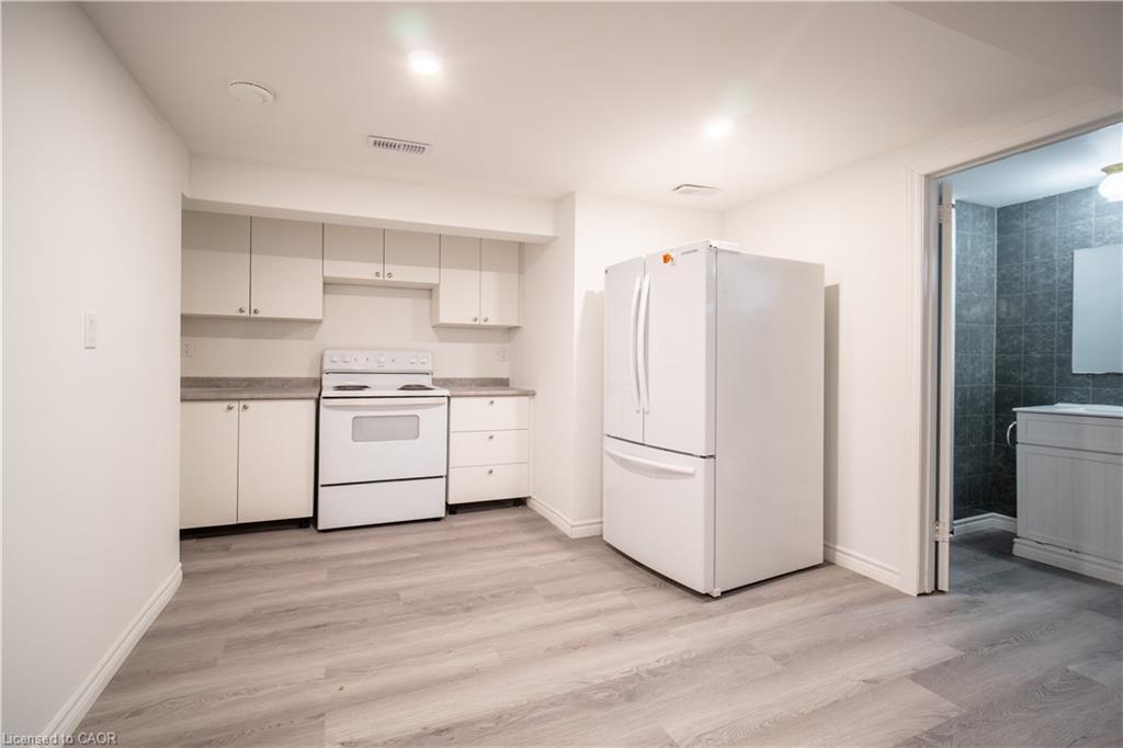 10 Monroe Street, Cambridge, ON - Indoor Photo Showing Kitchen