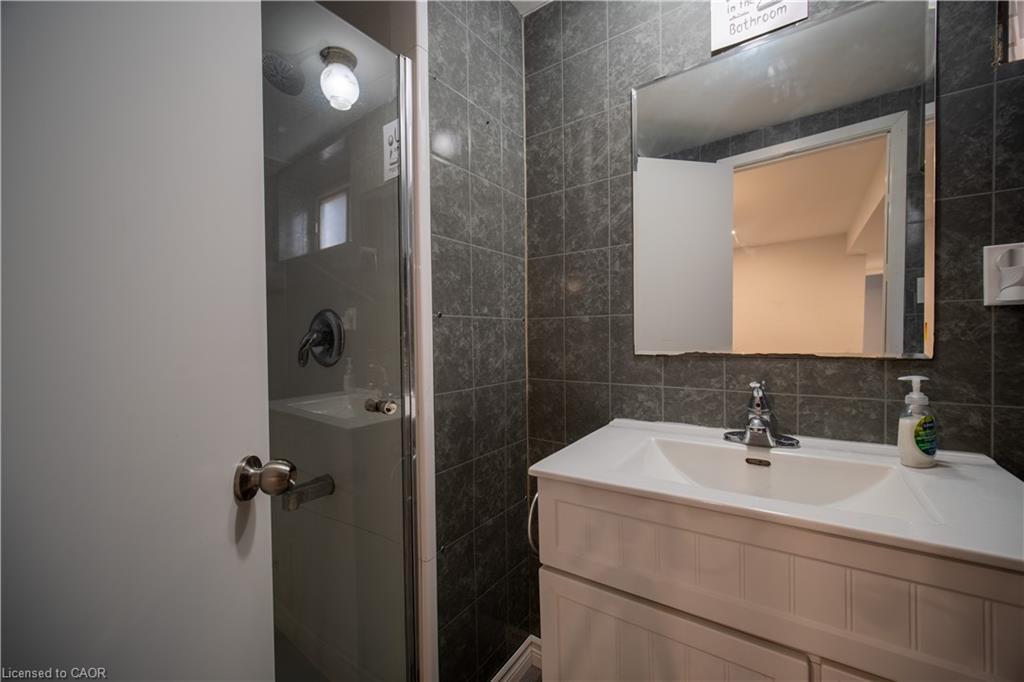 10 Monroe Street, Cambridge, ON - Indoor Photo Showing Bathroom