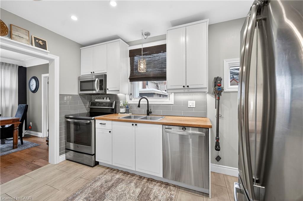 100 Ferndale Avenue, Hamilton, ON - Indoor Photo Showing Kitchen With Double Sink