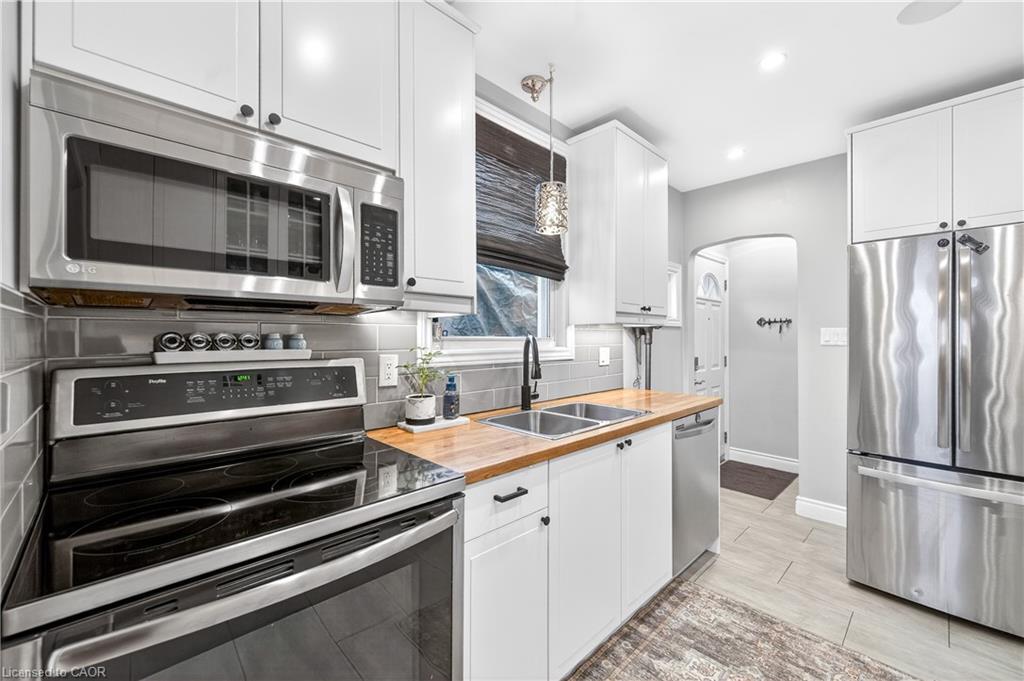 100 Ferndale Avenue, Hamilton, ON - Indoor Photo Showing Kitchen With Double Sink With Upgraded Kitchen