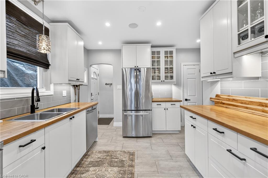 100 Ferndale Avenue, Hamilton, ON - Indoor Photo Showing Kitchen With Double Sink