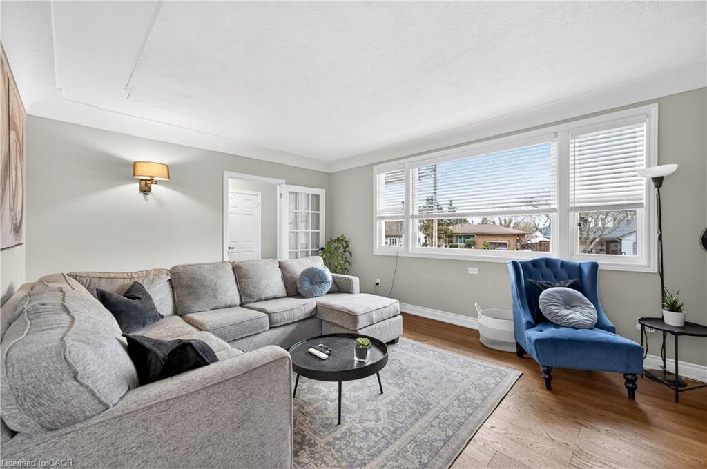100 Ferndale Avenue, Hamilton, ON - Indoor Photo Showing Living Room