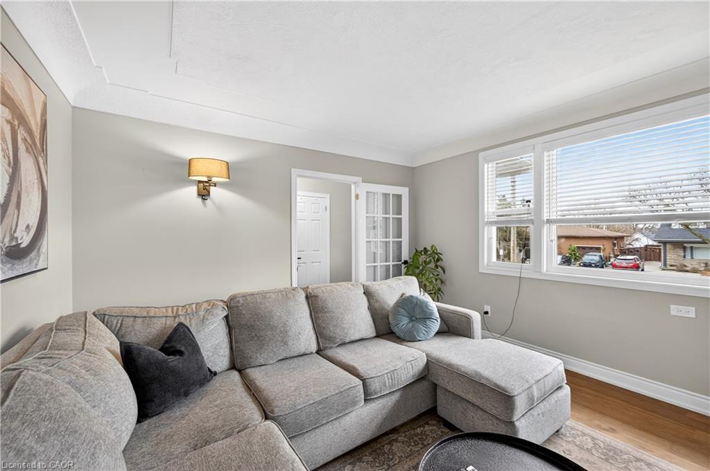 100 Ferndale Avenue, Hamilton, ON - Indoor Photo Showing Living Room
