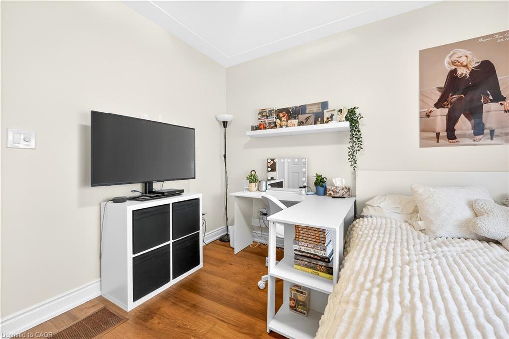 100 Ferndale Avenue, Hamilton, ON - Indoor Photo Showing Bedroom