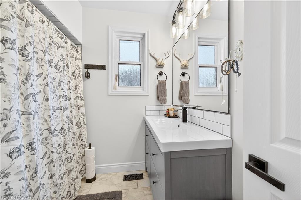 100 Ferndale Avenue, Hamilton, ON - Indoor Photo Showing Bathroom
