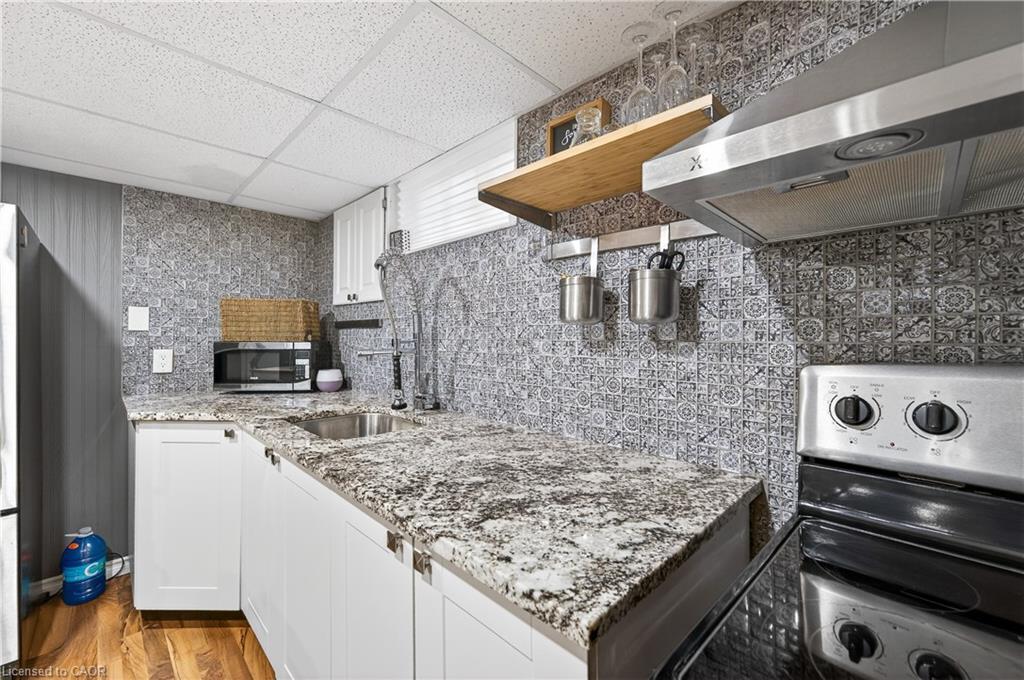 100 Ferndale Avenue, Hamilton, ON - Indoor Photo Showing Kitchen With Upgraded Kitchen
