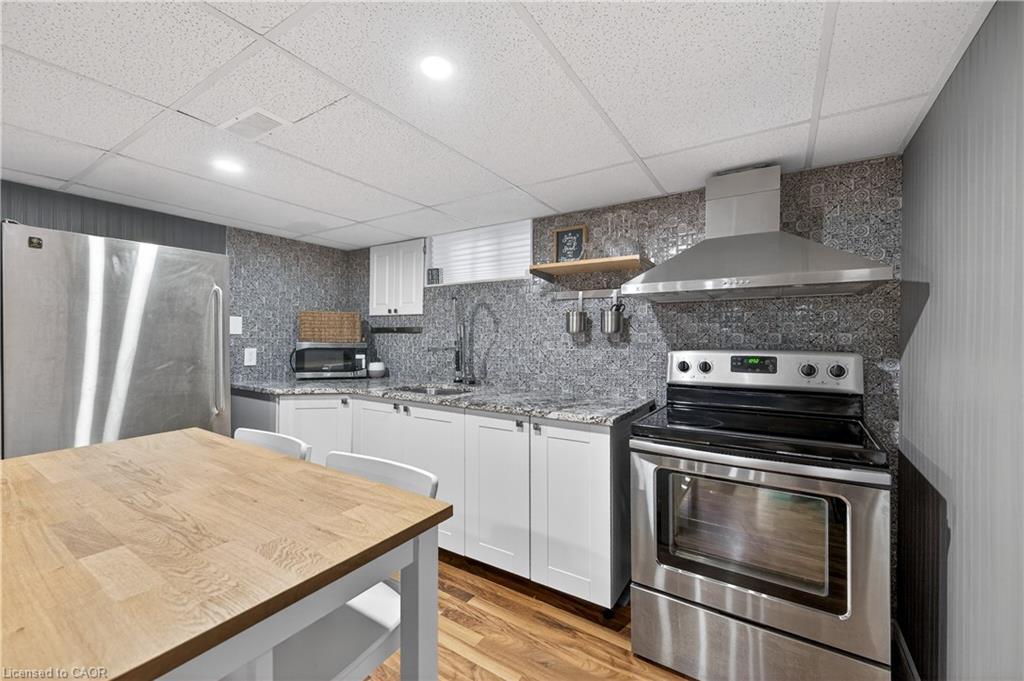 100 Ferndale Avenue, Hamilton, ON - Indoor Photo Showing Kitchen