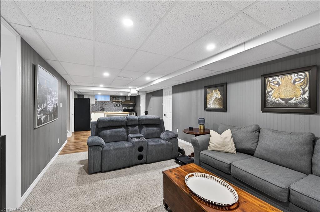 100 Ferndale Avenue, Hamilton, ON - Indoor Photo Showing Living Room