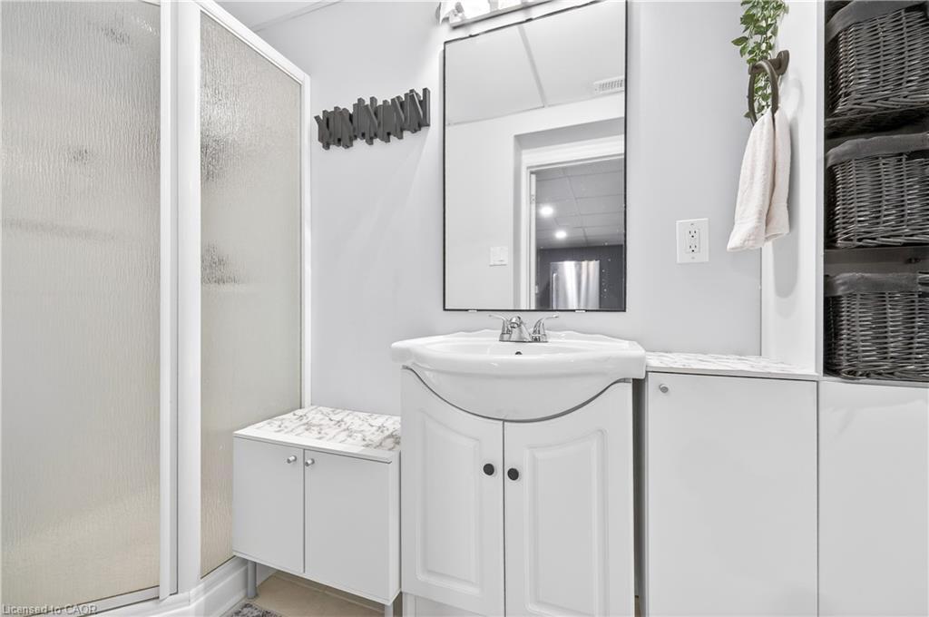 100 Ferndale Avenue, Hamilton, ON - Indoor Photo Showing Bathroom