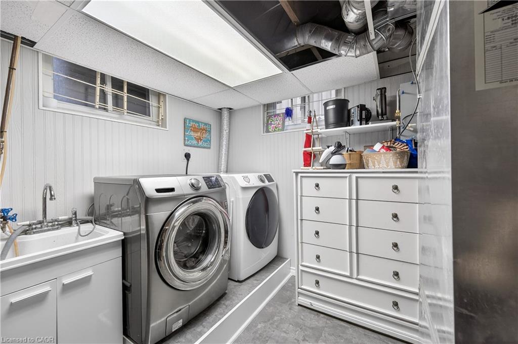 100 Ferndale Avenue, Hamilton, ON - Indoor Photo Showing Laundry Room