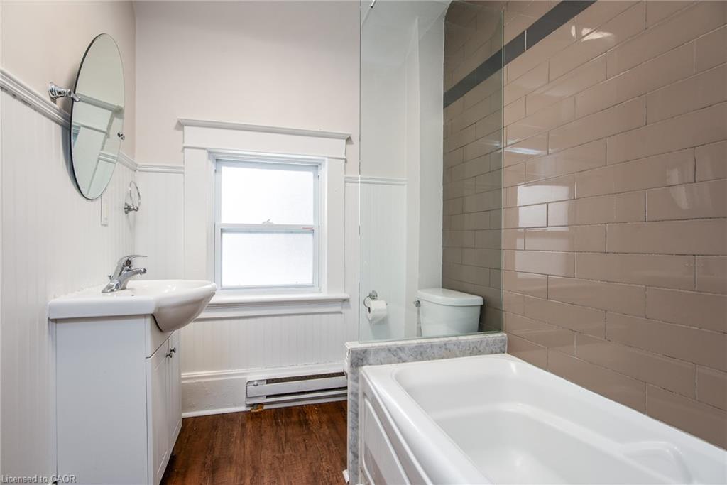 94 Scott Street, Kitchener, ON - Indoor Photo Showing Bathroom