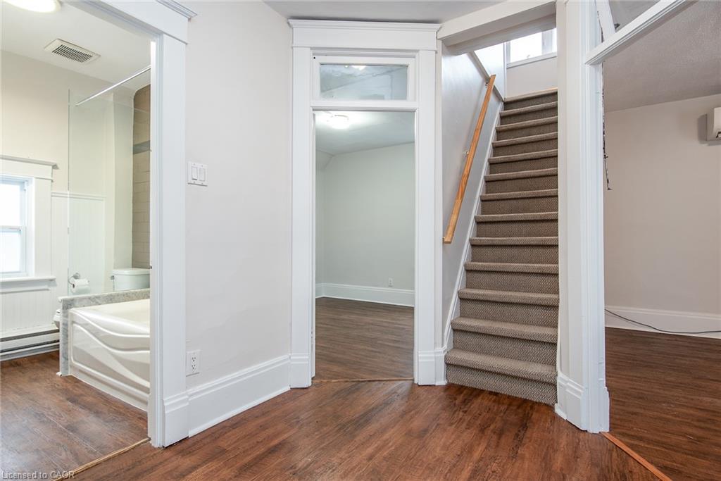 94 Scott Street, Kitchener, ON - Indoor Photo Showing Bathroom