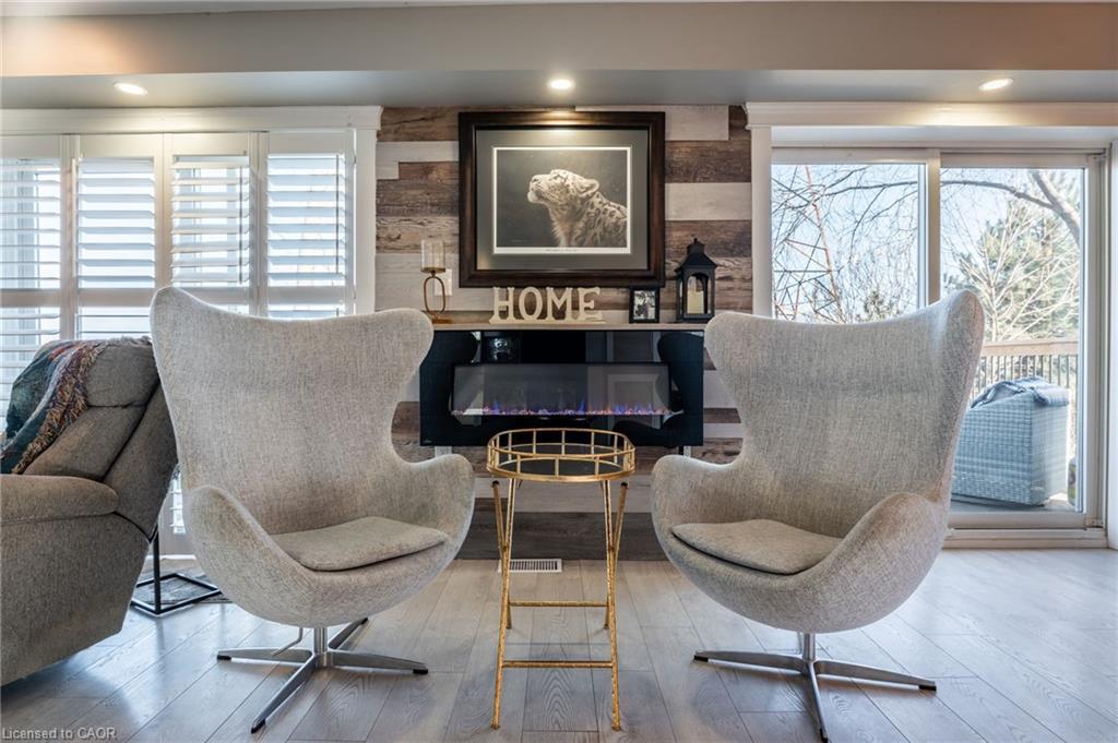 735 Beach Boulevard, Hamilton, ON - Indoor Photo Showing Living Room