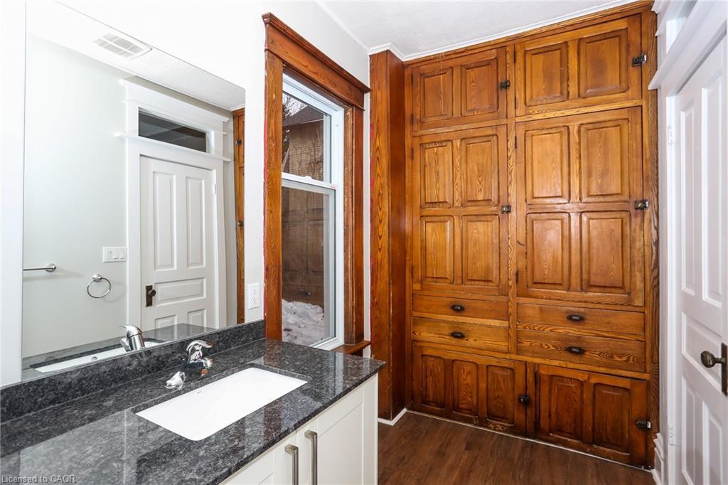 94 Scott Street, Kitchener, ON - Indoor Photo Showing Bathroom