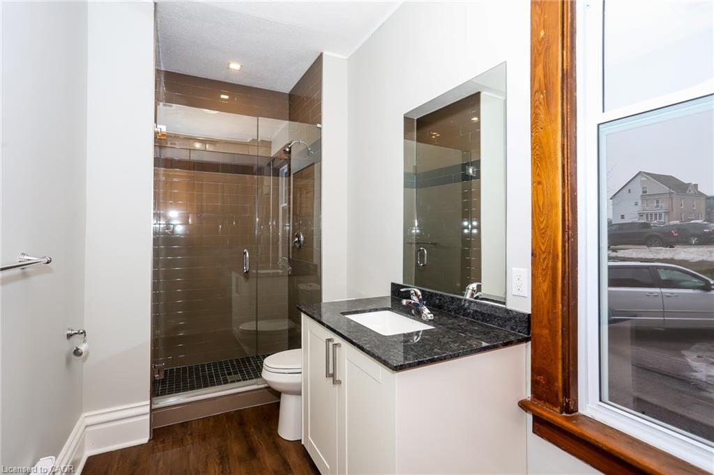 94 Scott Street, Kitchener, ON - Indoor Photo Showing Bathroom