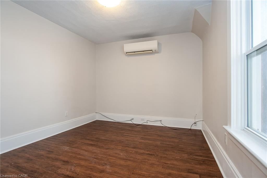 94 Scott Street, Kitchener, ON - Indoor Photo Showing Other Room