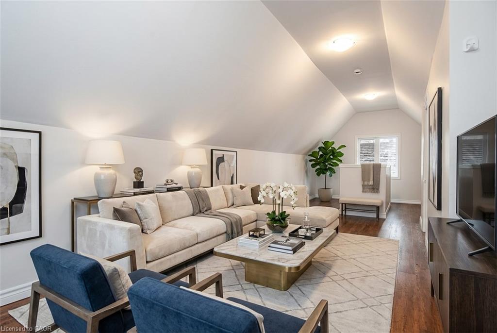 94 Scott Street, Kitchener, ON - Indoor Photo Showing Living Room