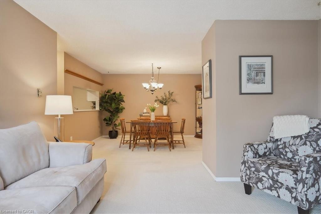921-1450 Glen Abbey Gate, Oakville, ON - Indoor Photo Showing Living Room