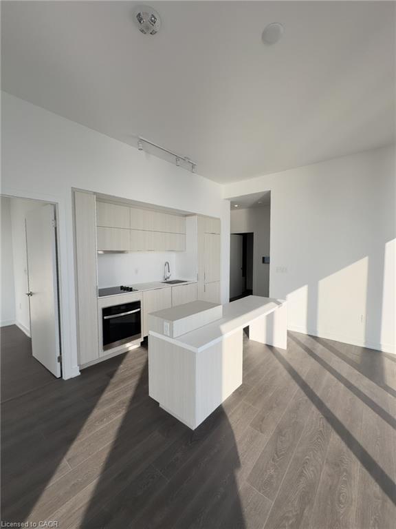 2405-370 Martha Street, Burlington, ON - Indoor Photo Showing Other Room