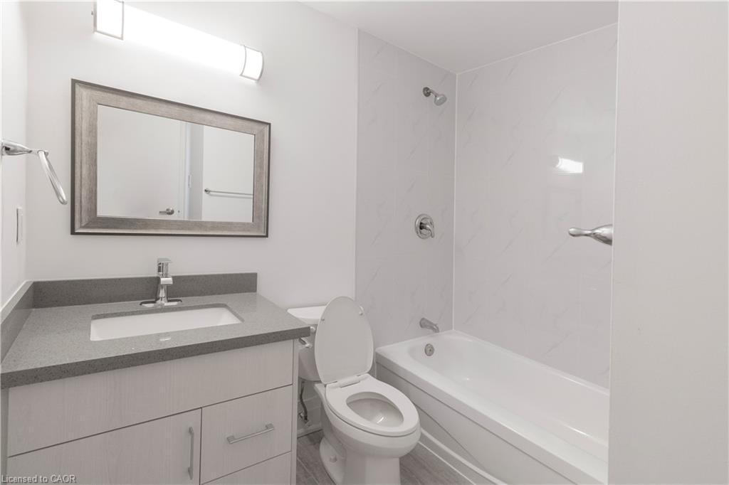203-4422 Huron Street, Niagara Falls, ON - Indoor Photo Showing Bathroom
