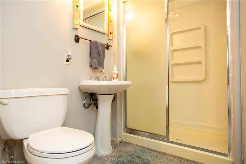 2303 Malcolm Crescent, Burlington, ON - Indoor Photo Showing Bathroom