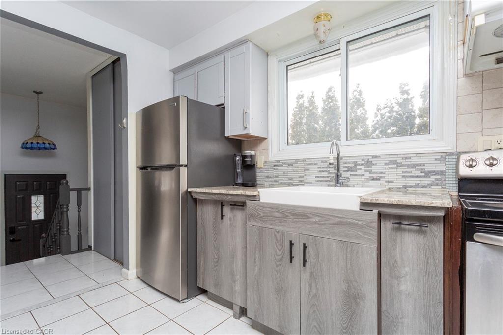 2303 Malcolm Crescent, Burlington, ON - Indoor Photo Showing Kitchen