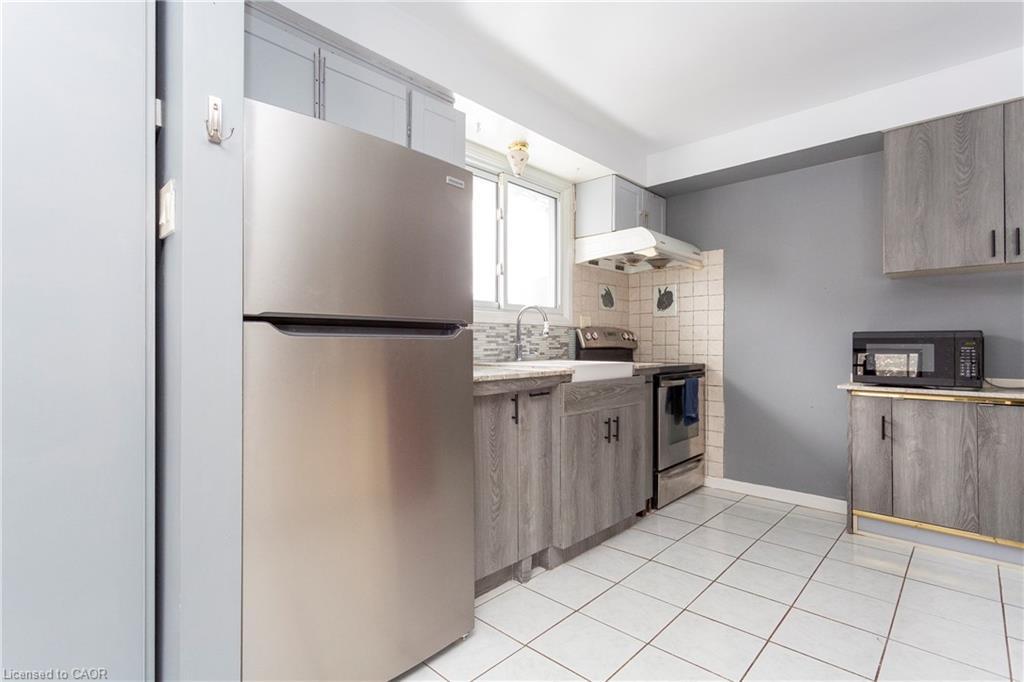 2303 Malcolm Crescent, Burlington, ON - Indoor Photo Showing Kitchen
