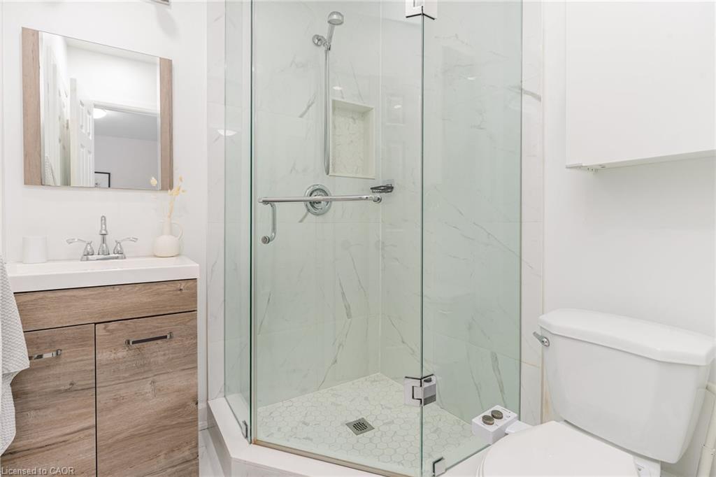 4 Robins Avenue, Hamilton, ON - Indoor Photo Showing Bathroom