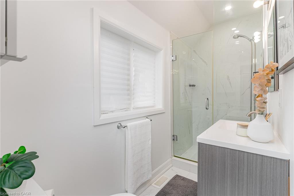 4 Robins Avenue, Hamilton, ON - Indoor Photo Showing Bathroom