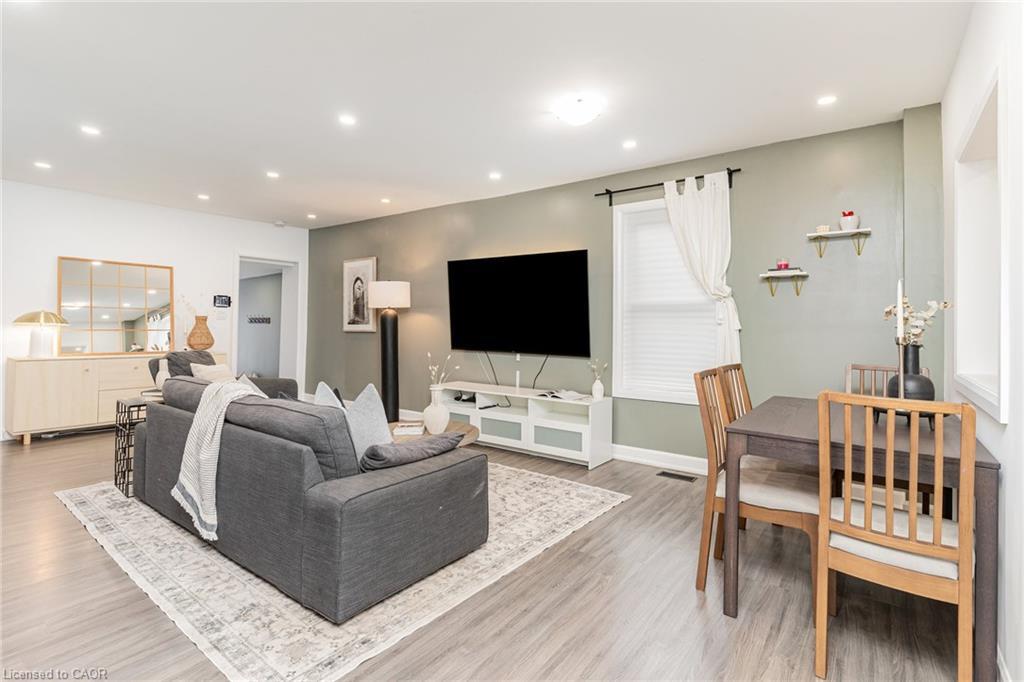 4 Robins Avenue, Hamilton, ON - Indoor Photo Showing Living Room