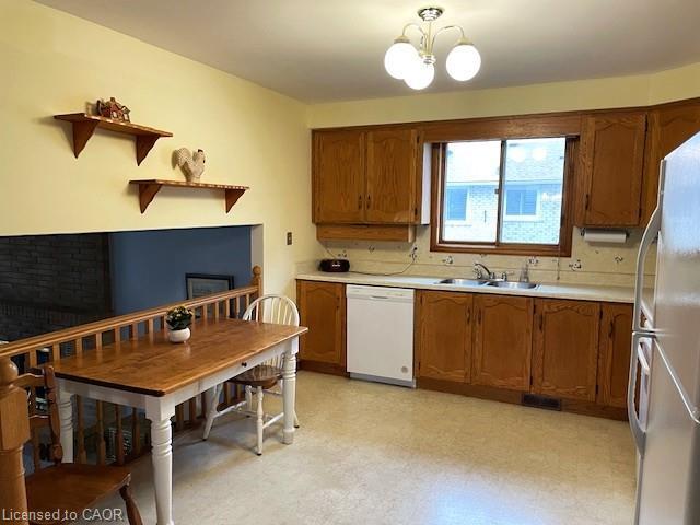 18 Kingfisher Drive, Hamilton, ON - Indoor Photo Showing Kitchen With Double Sink
