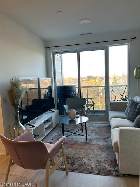 712-415 Main Street W, Hamilton, ON - Indoor Photo Showing Living Room