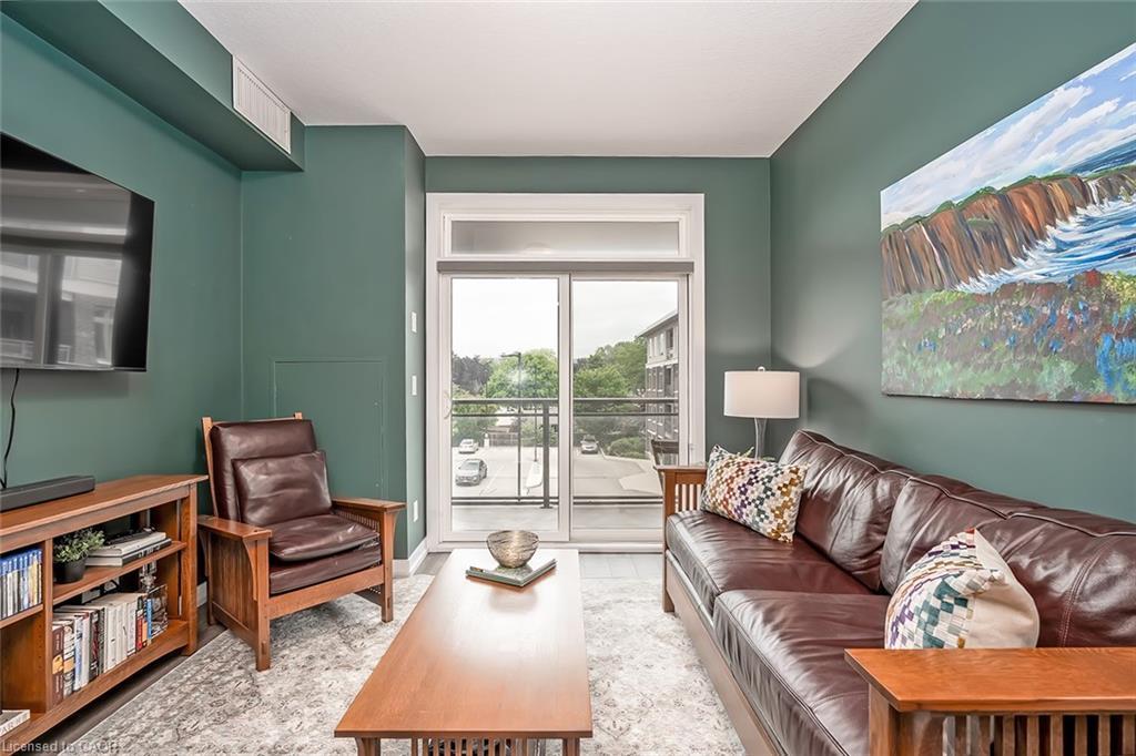 302-457 Plains Road E, Burlington, ON - Indoor Photo Showing Living Room