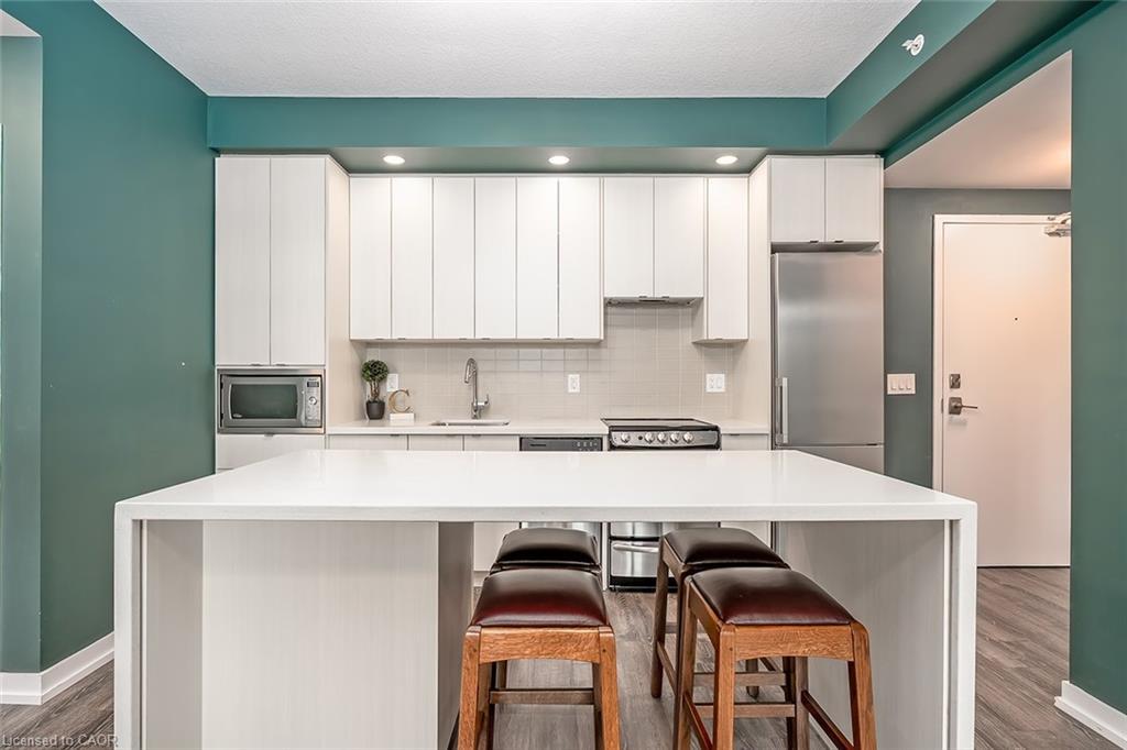 302-457 Plains Road E, Burlington, ON - Indoor Photo Showing Kitchen With Upgraded Kitchen