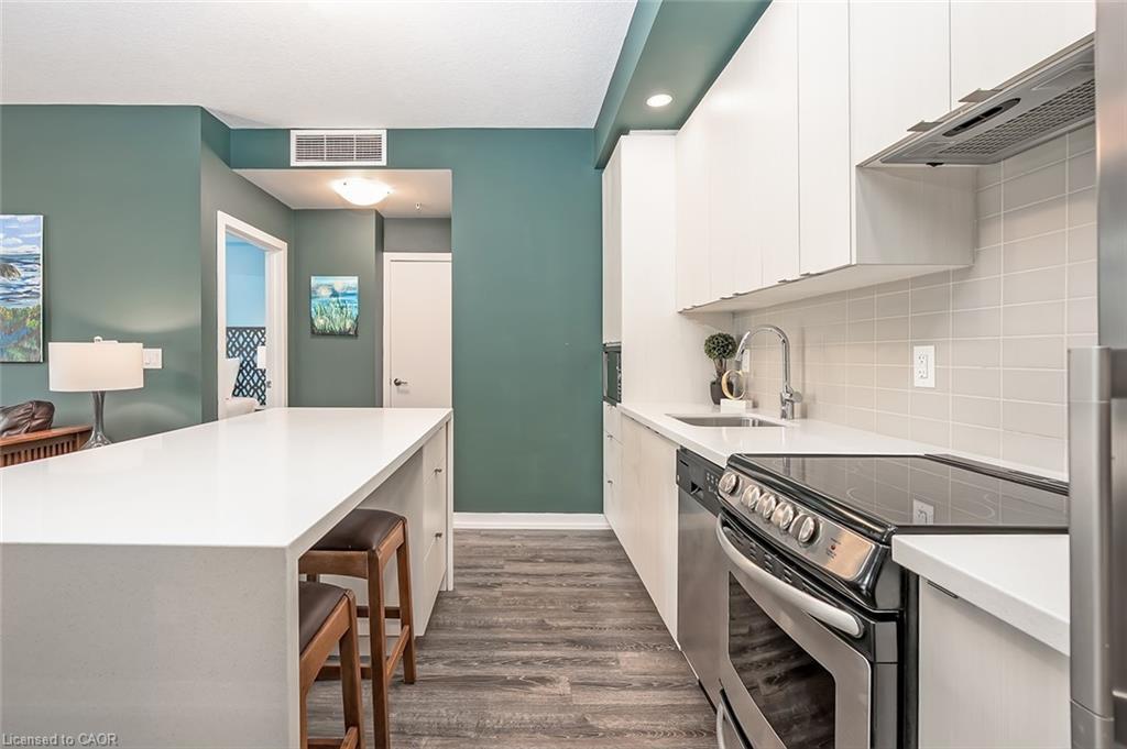 302-457 Plains Road E, Burlington, ON - Indoor Photo Showing Kitchen